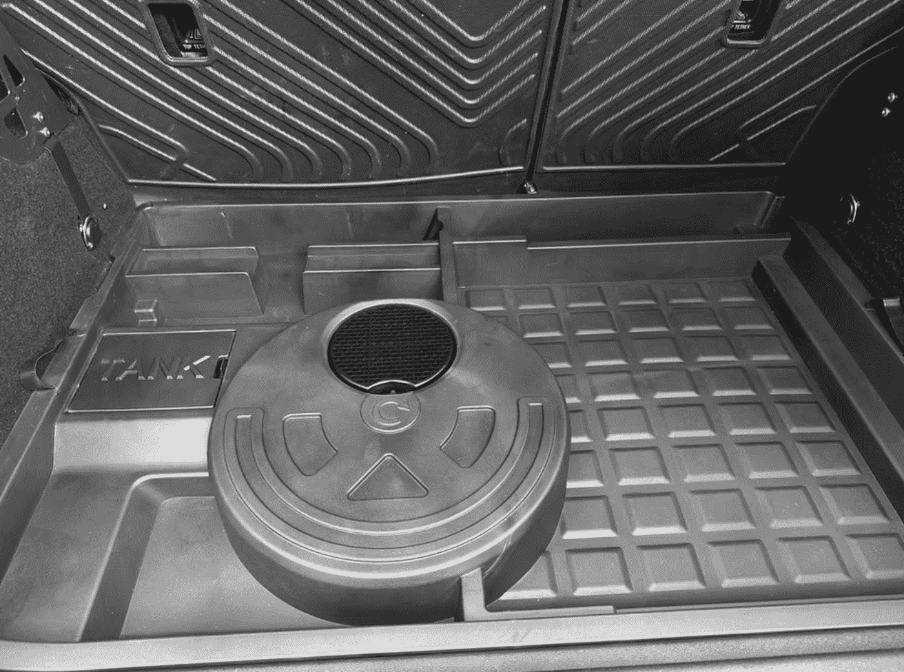 Xevaban.com ở 214 Giải Ph&oacute;ng l&agrave; đơn vị chuy&ecirc;n cung cấp phụ kiện oto, đồ chơi oto, phụ t&ugrave;ng oto, phụ kiện tank 300, đồ chơi tank 300,&nbsp;xevaban, 214 giải ph&oacute;ng, hộp đồ cốp sau tank 300, hộp đựng đồ cốp sau tank 300, hộp để đồ cốp sau tank 300.